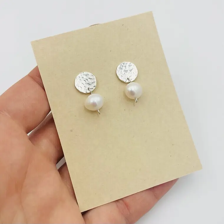 Aretes de plata martillada con perlas 1