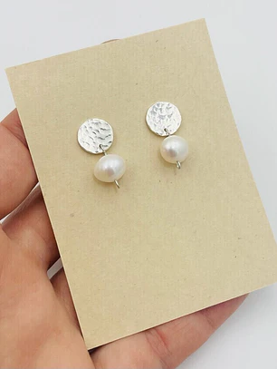 Aretes de plata martillada con perlas