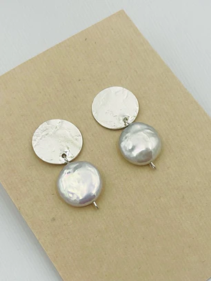 Aretes de plata y perlas planas