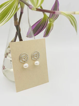 Aretes caracol de plata y perlas naturales