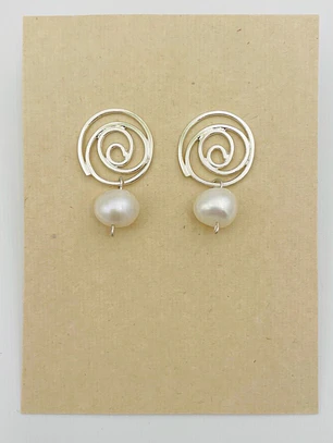 Aretes caracol de plata y perlas naturales