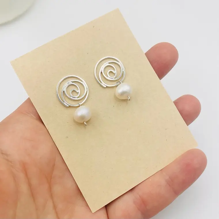 Aretes caracol de plata y perlas naturales 3