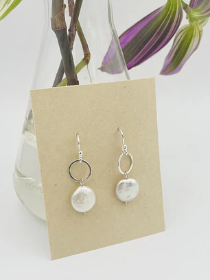 Aretes de plata y perlas naturales colgantes