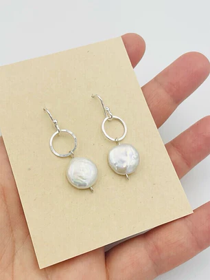Aretes de plata y perlas naturales colgantes