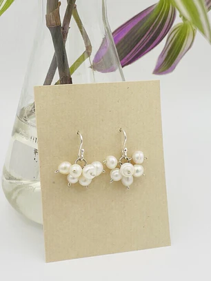 Aretes de plata con racimo de perlas