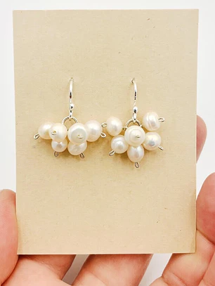 Aretes de plata con racimo de perlas