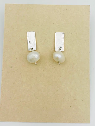 Aretes de plata con perla natural