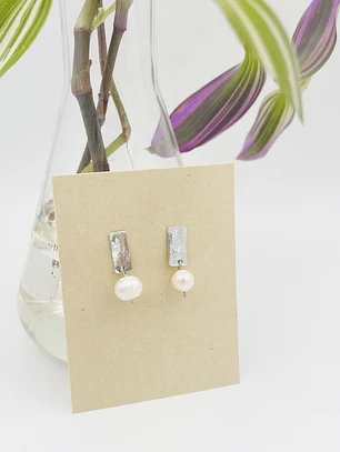 Aretes de plata con perla natural