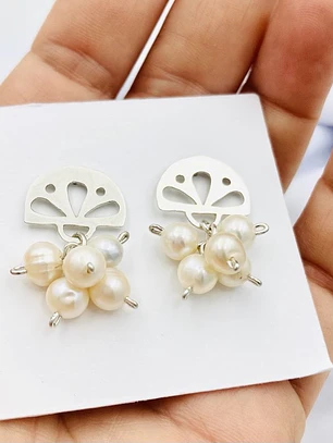 Aretes de plata con racimo de perlas