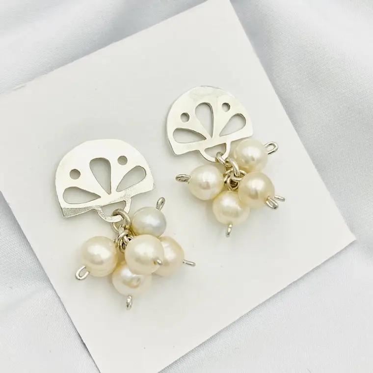 Aretes de plata con racimo de perlas 2