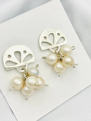 Aretes de plata con racimo de perlas