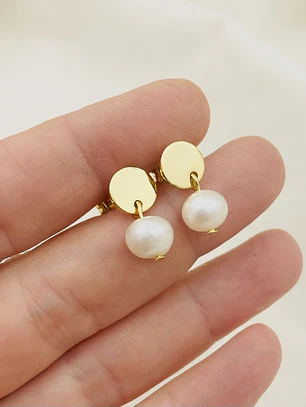 Aretes dorados con perlas