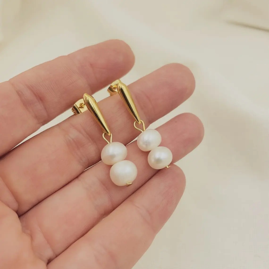 Aretes dorados con perlas naturales 2