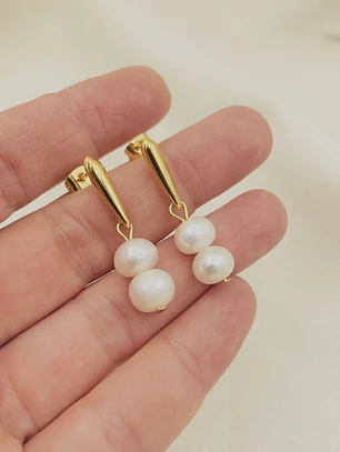 Aretes dorados con perlas naturales