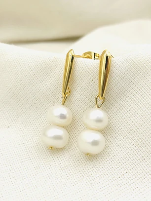 Aretes dorados con perlas naturales