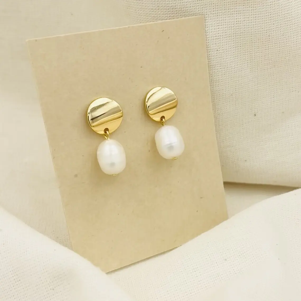 Aretes circulares dorados con perlas naturales 1