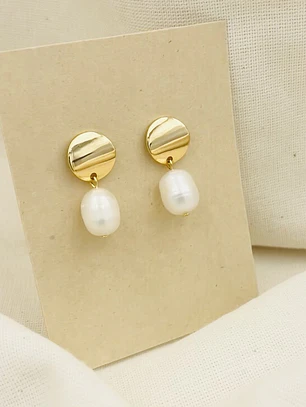 Aretes circulares dorados con perlas naturales