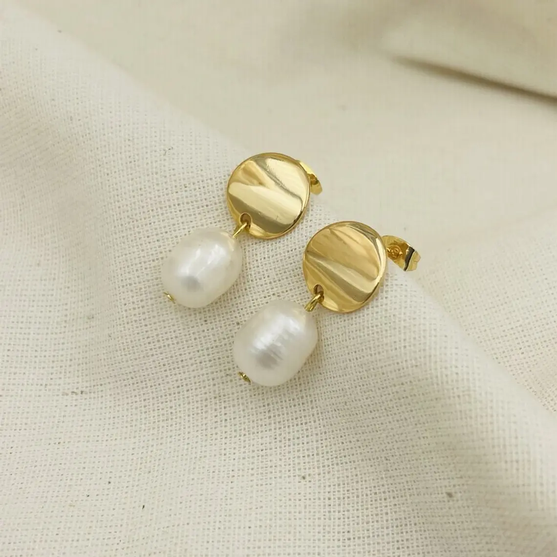 Aretes circulares dorados con perlas naturales 2