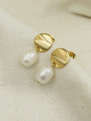Aretes circulares dorados con perlas naturales