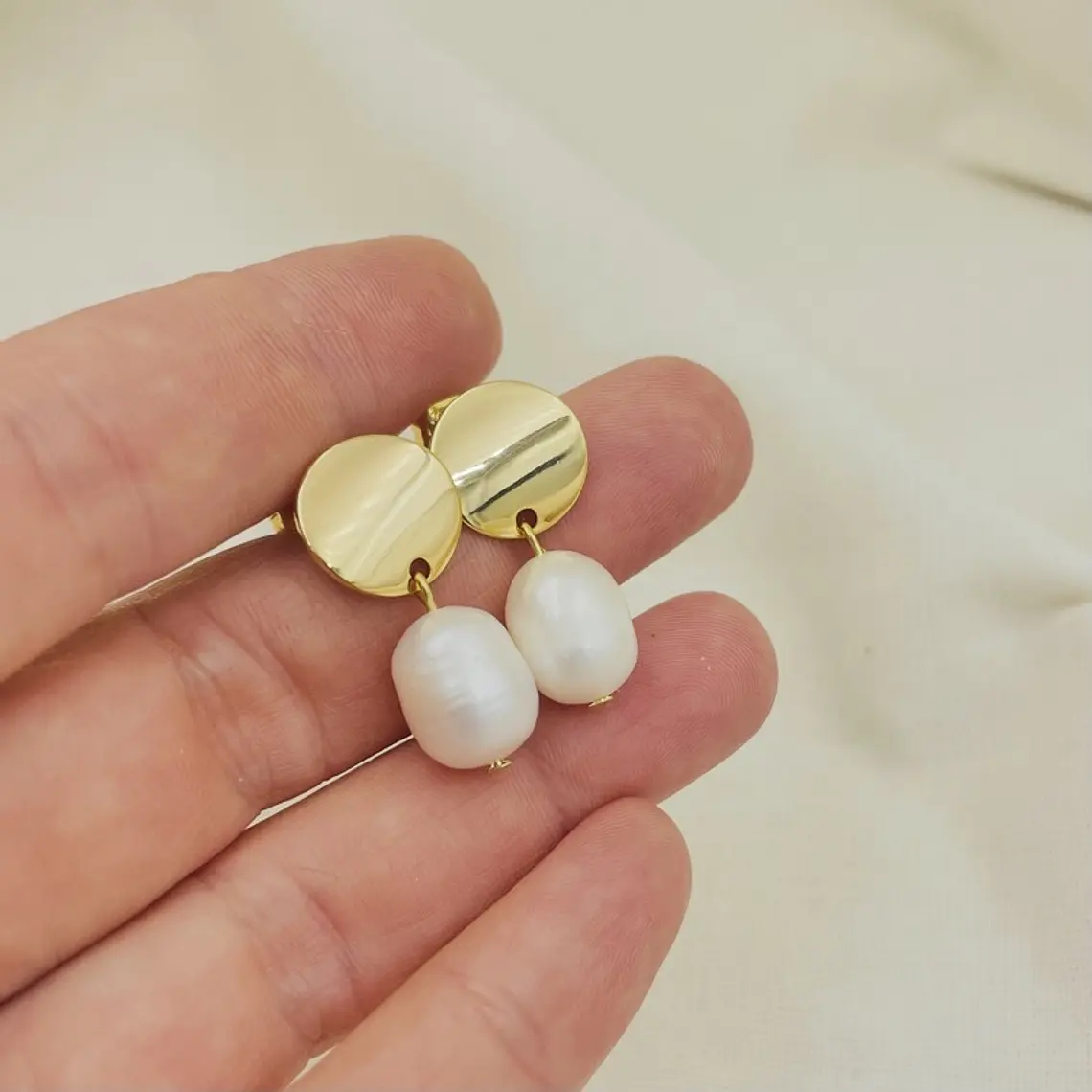 Aretes circulares dorados con perlas naturales 3