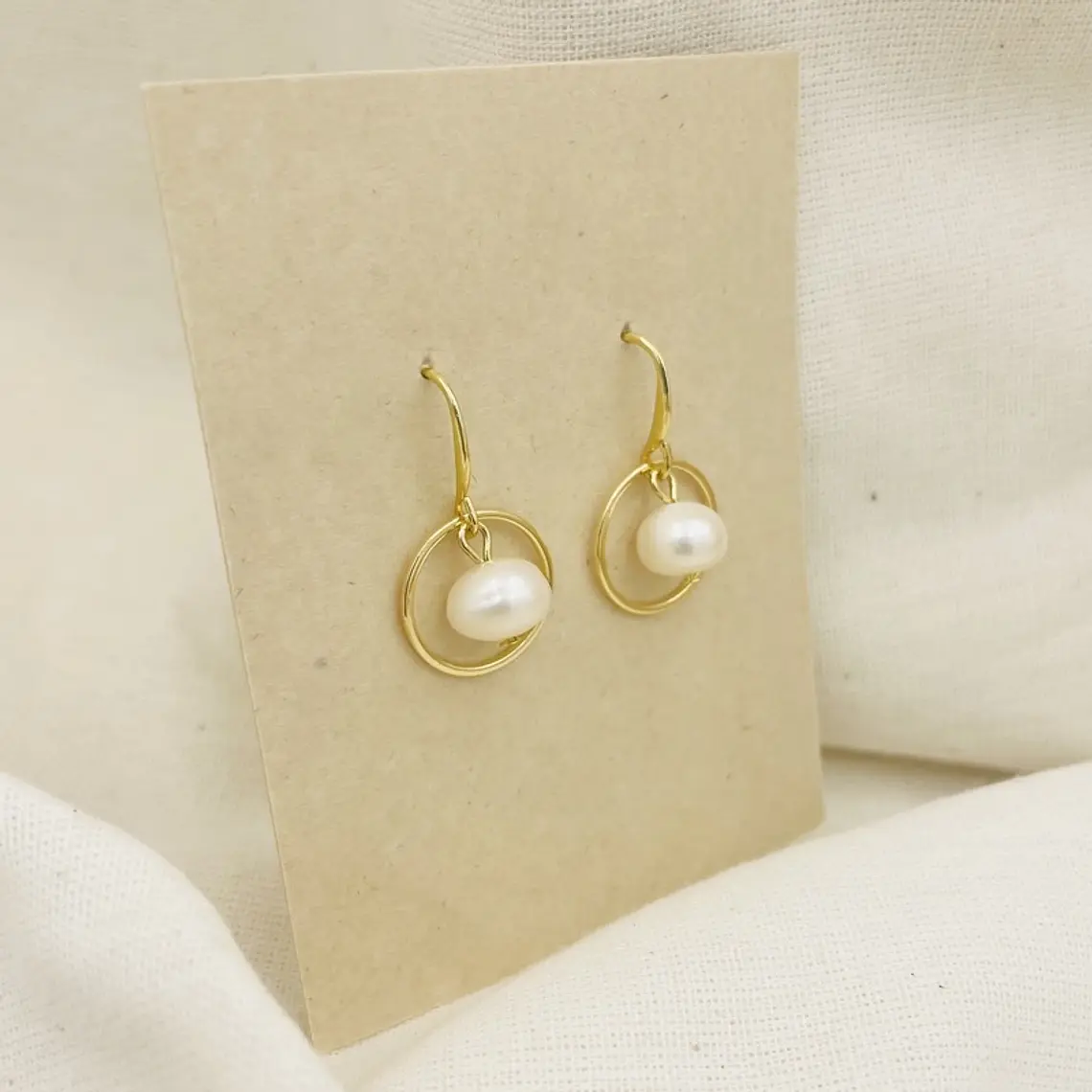 Aretes Dorados Con Argolla Y Perla De Rio 1