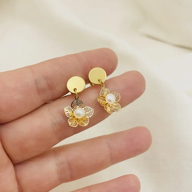 Aretes Dorados con Flor y Perla de Río 1