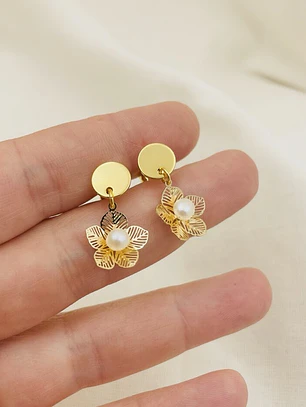 Aretes Dorados con Flor y Perla de Río