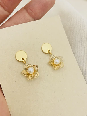 Aretes Dorados con Flor y Perla de Río