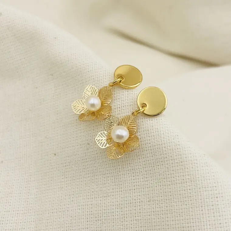 Aretes Dorados con Flor y Perla de Río 3