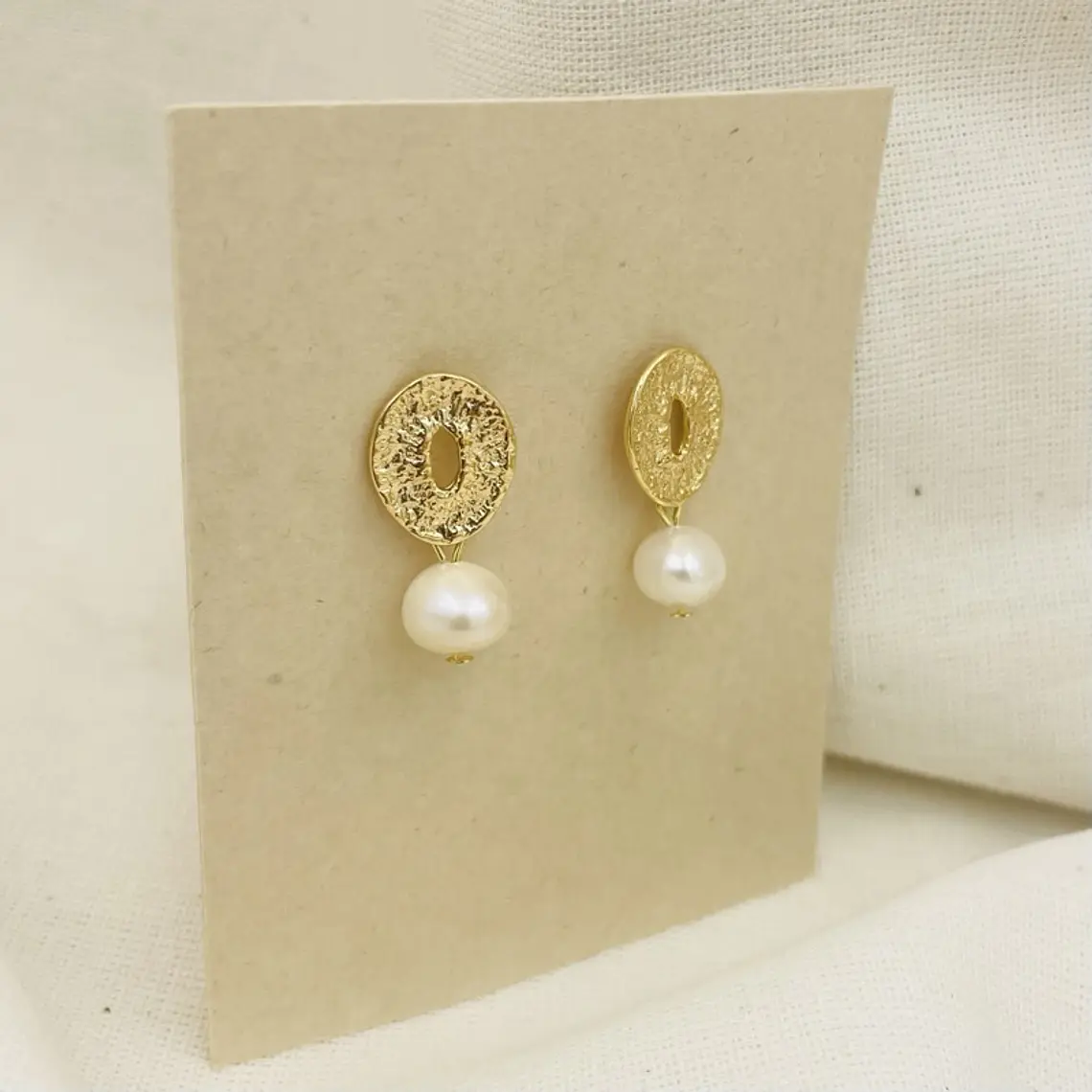 Aretes Ovalados Dorados con Perla de Río 1