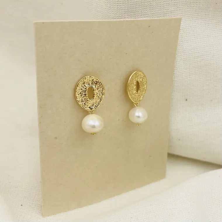 Aretes Ovalados Dorados con Perla de Río 1