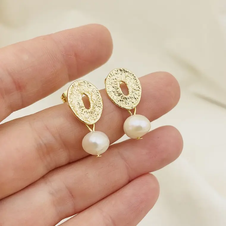 Aretes Ovalados Dorados con Perla de Río 2