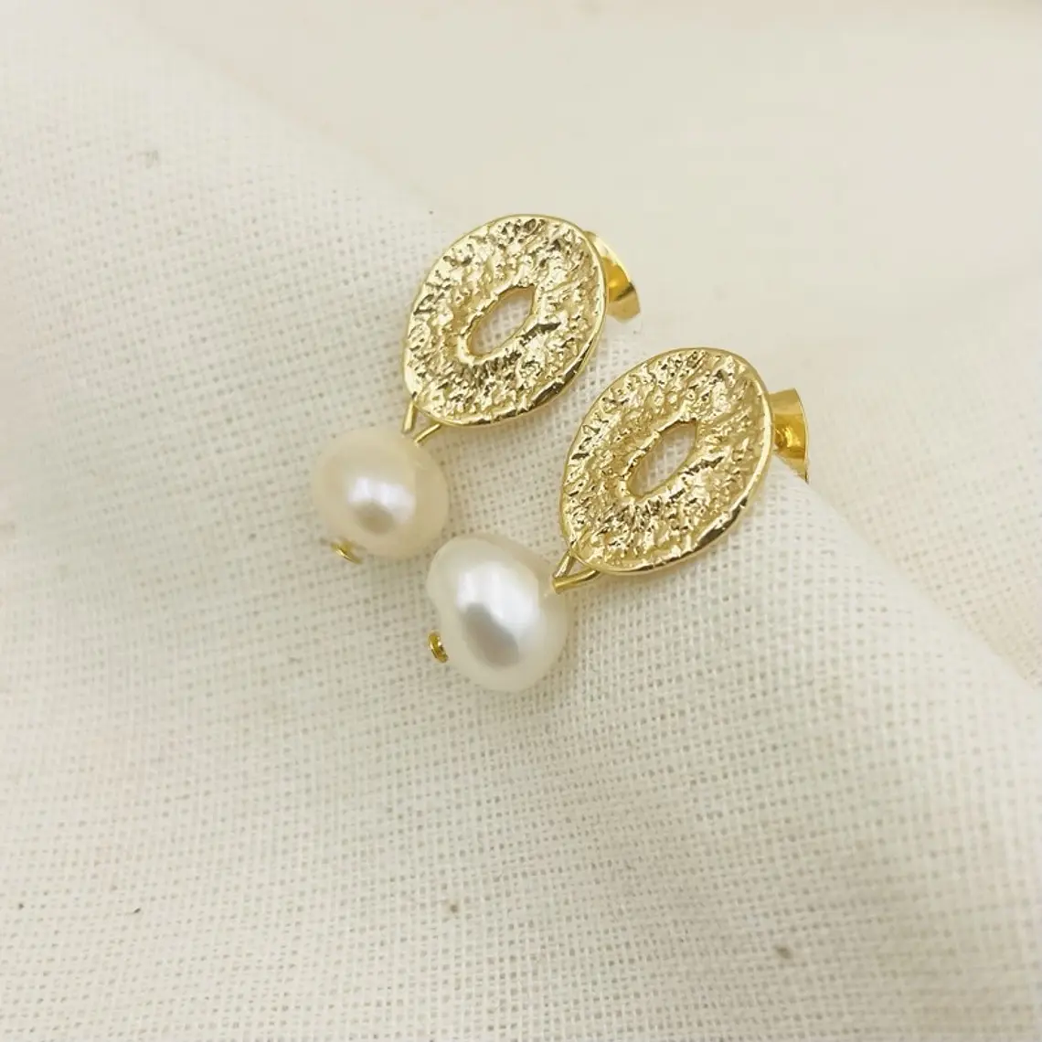 Aretes Ovalados Dorados con Perla de Río 3