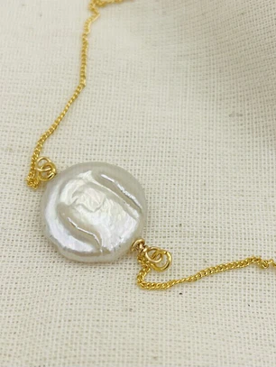 Collar cadena dorada con perla plana