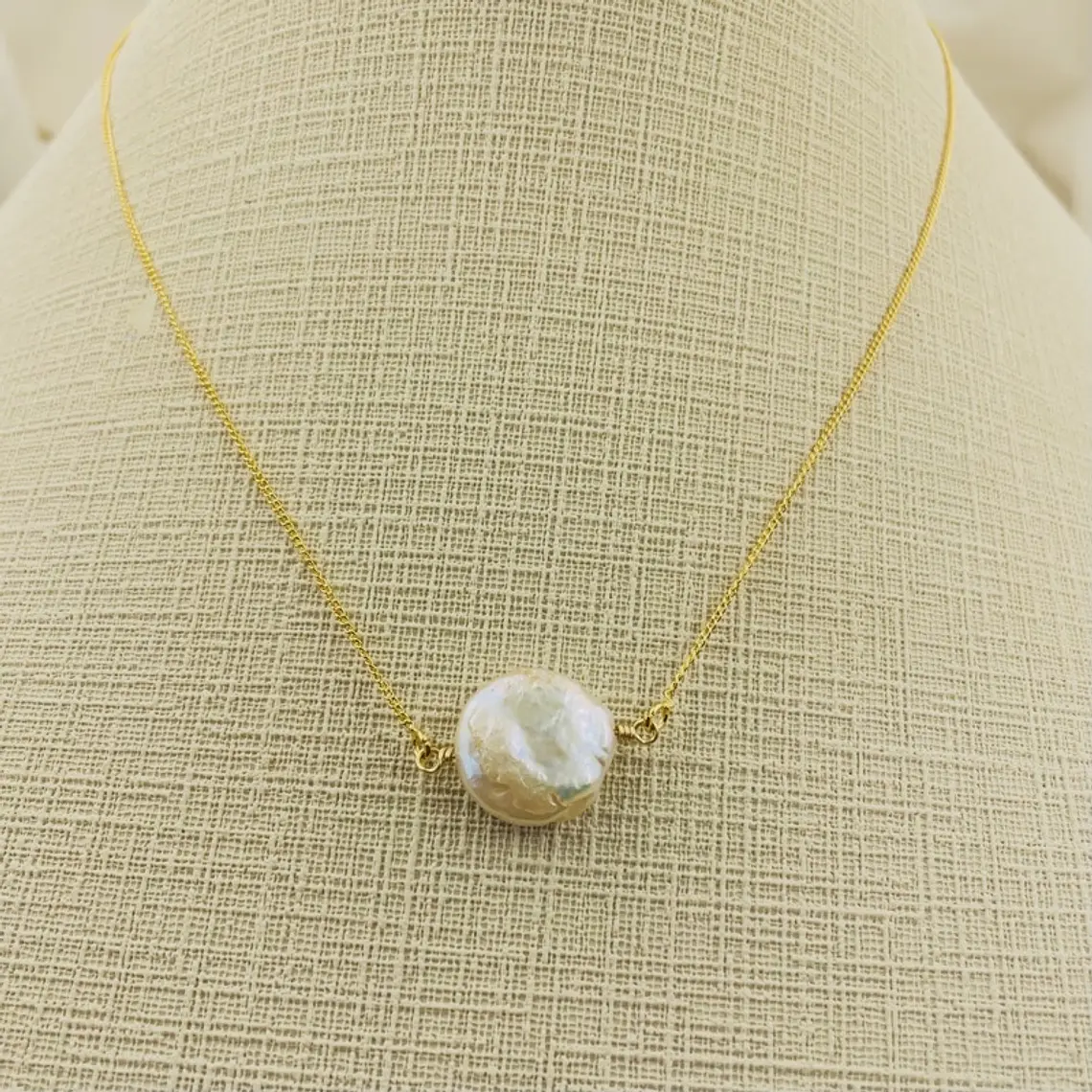 Collar cadena dorada con perla plana 4