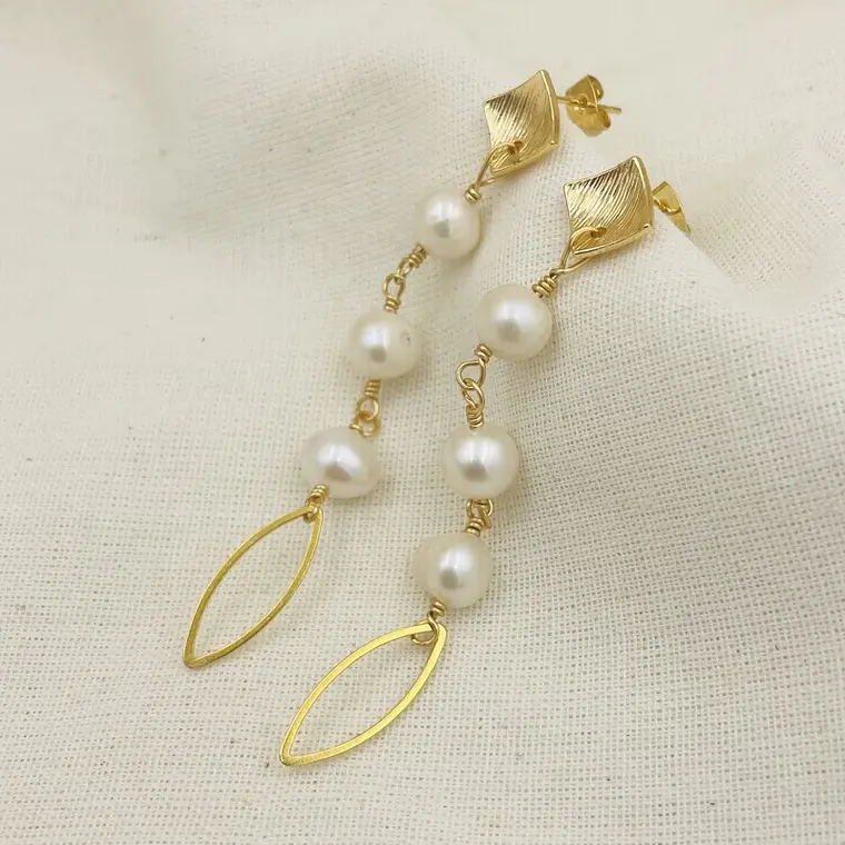 Aretes Dorados largos con perlas naturales 1