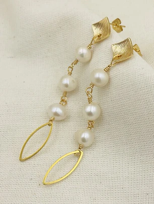 Aretes Dorados largos con perlas naturales