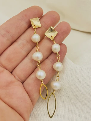 Aretes Dorados largos con perlas naturales