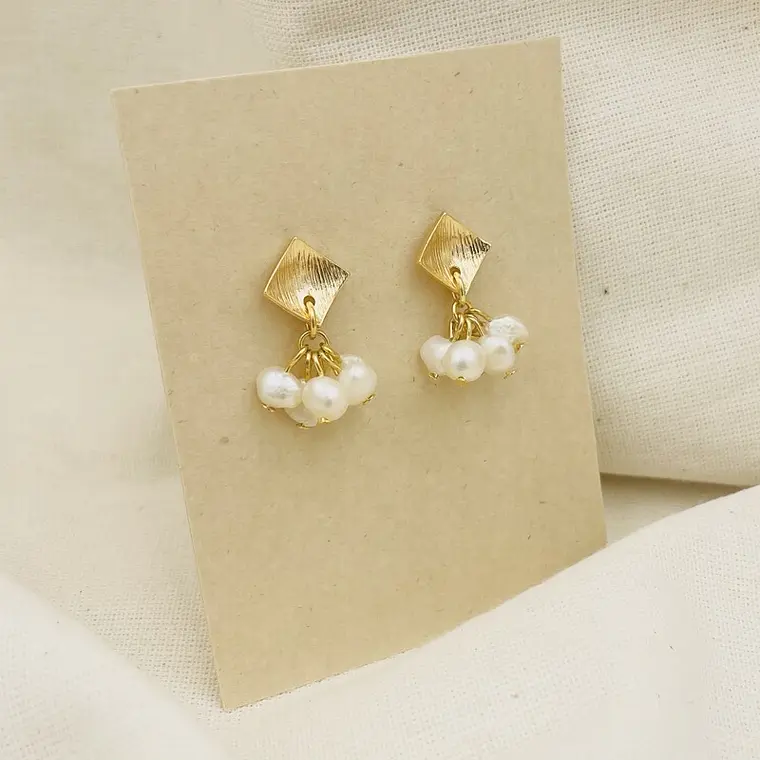 Aretes dorados con racimo de perlas 3