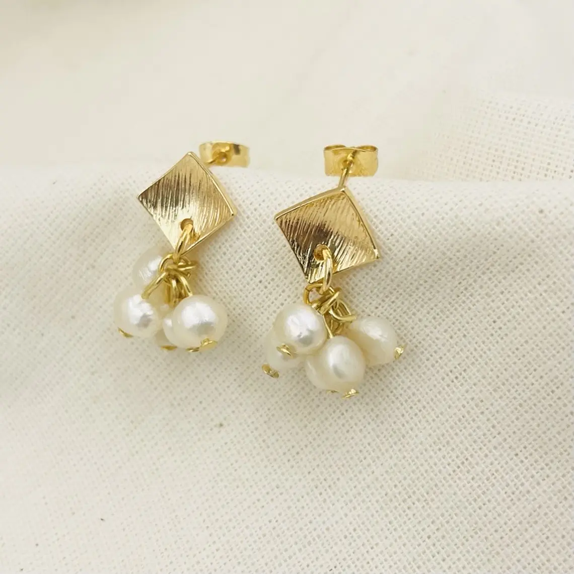 Aretes dorados con racimo de perlas 1