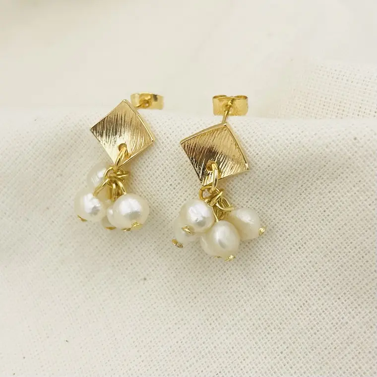 Aretes dorados con racimo de perlas 1