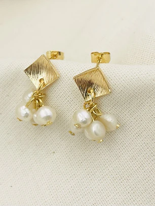 Aretes dorados con racimo de perlas