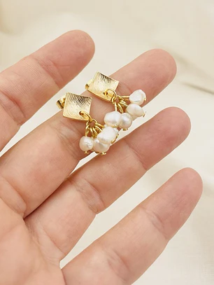 Aretes dorados con racimo de perlas