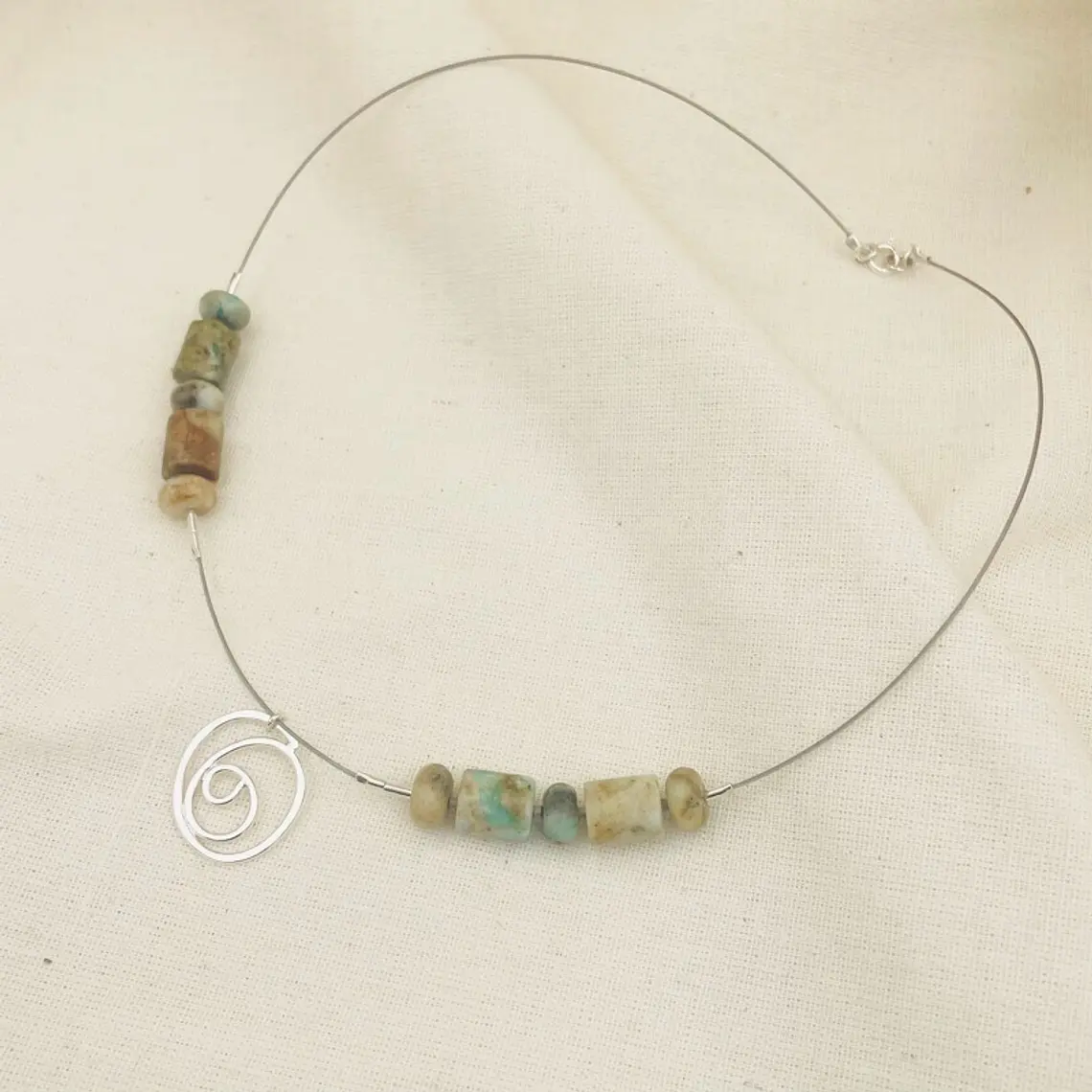 Collar ¨Espiral de tierra¨ en plata y piedras 1