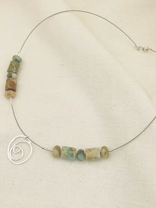 Collar ¨Espiral de tierra¨ en plata y piedras
