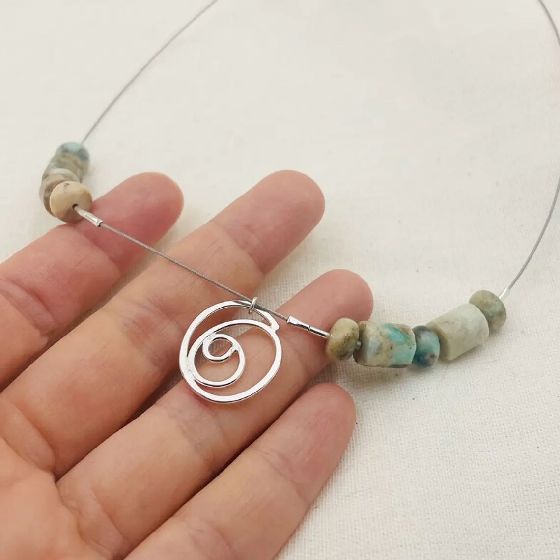 Collar ¨Espiral de tierra¨ en plata y piedras 2