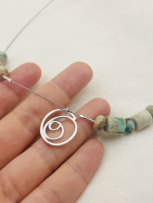 Collar ¨Espiral de tierra¨ en plata y piedras