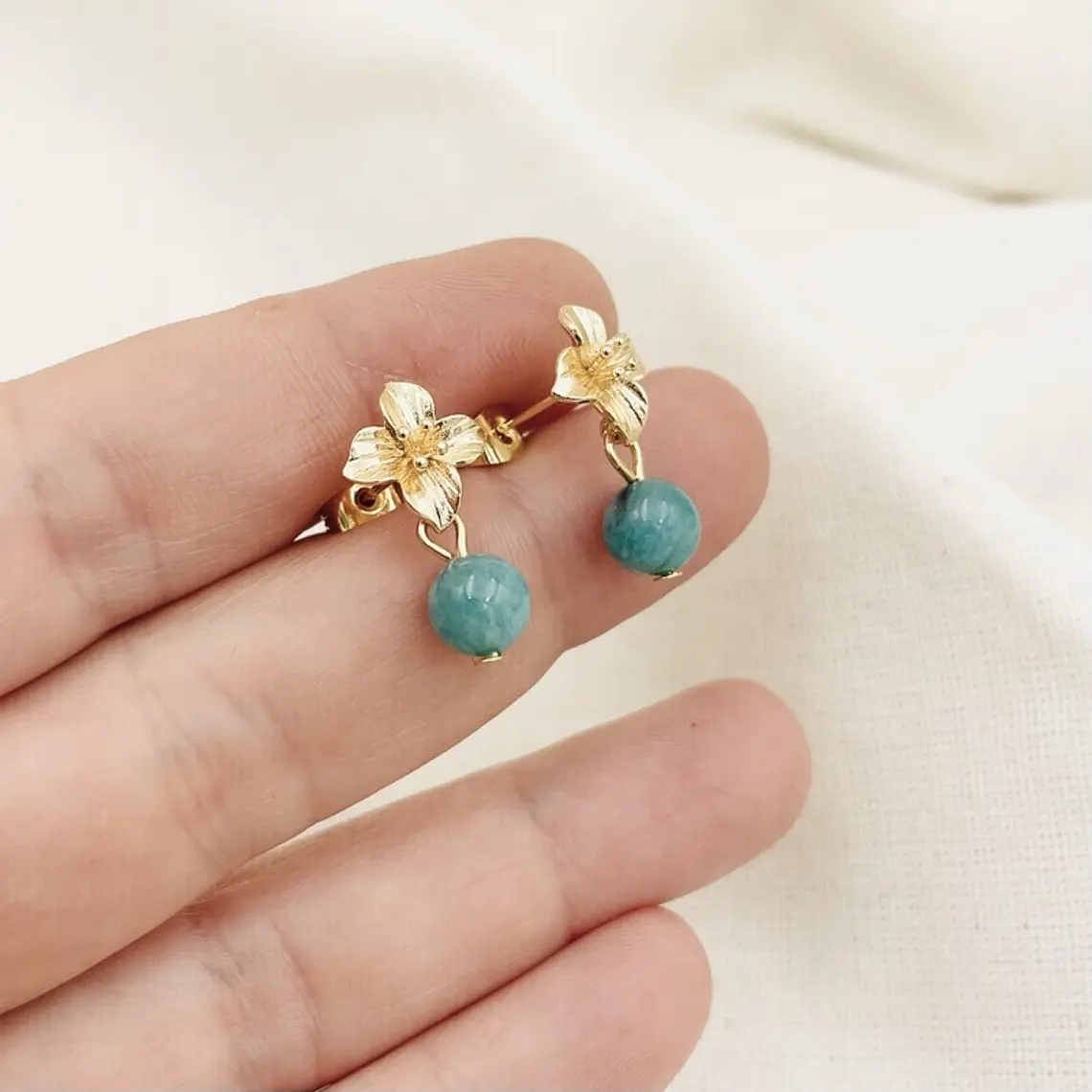 Aretes flor dorada mini con piedra Amazonita 1
