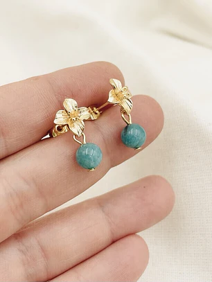 Aretes flor dorada mini con piedra Amazonita