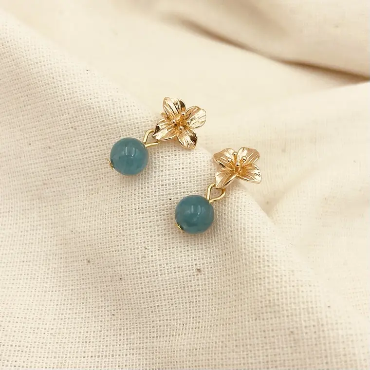 Aretes flor dorada mini con piedra Amazonita 2